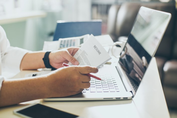 Verificação on-line de referências trabalhistas e criminais 